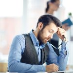 Empresario revisando trabajo y gestionando responsabilidades en su empresa